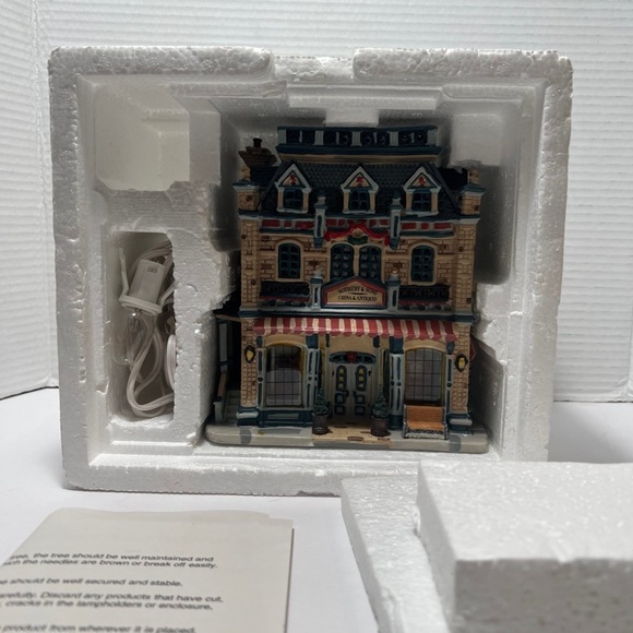 Lemax Carole Towne Collection 2004 Sotheby & Sons China & Antiques 3D Window - Picture 5 of 12